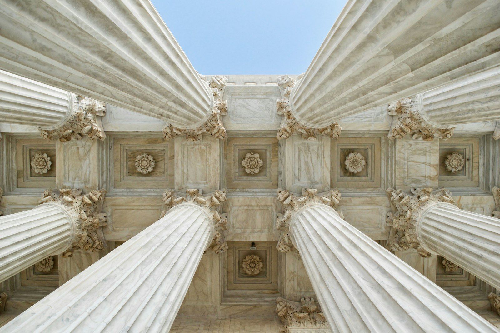 Columnas de piedra de un edificio de gobierno vistas desde abajo