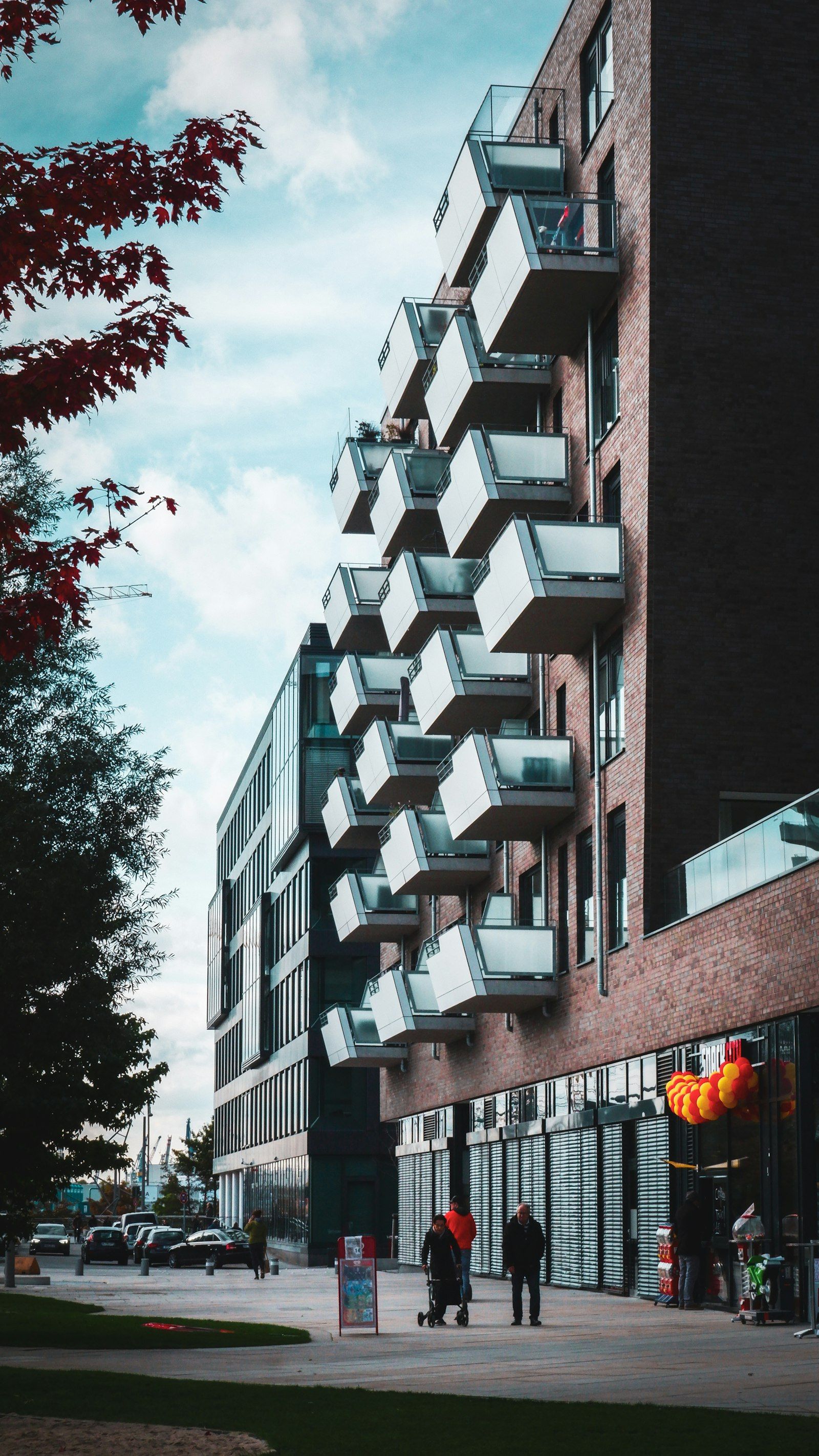 Edificio de departamentos con balcones visto desde la calle