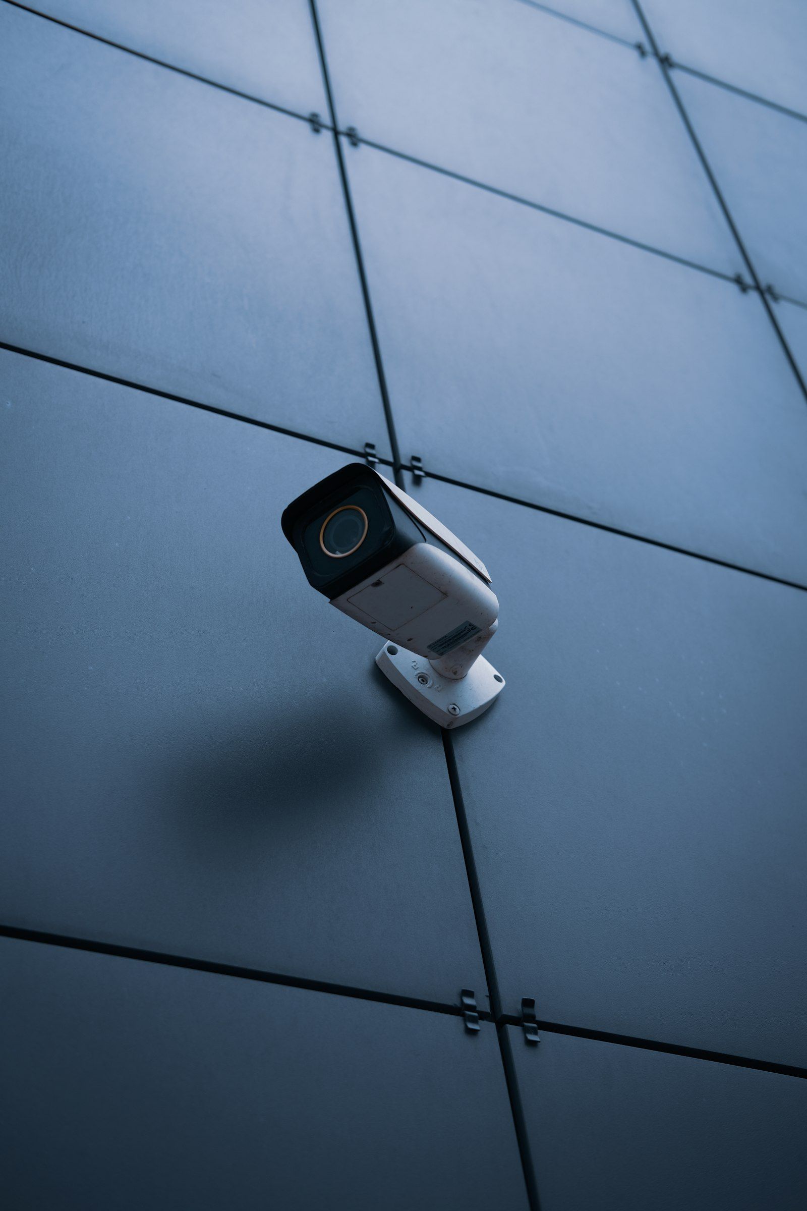 Cámara de vigilancia montada en la fachada de un edificio