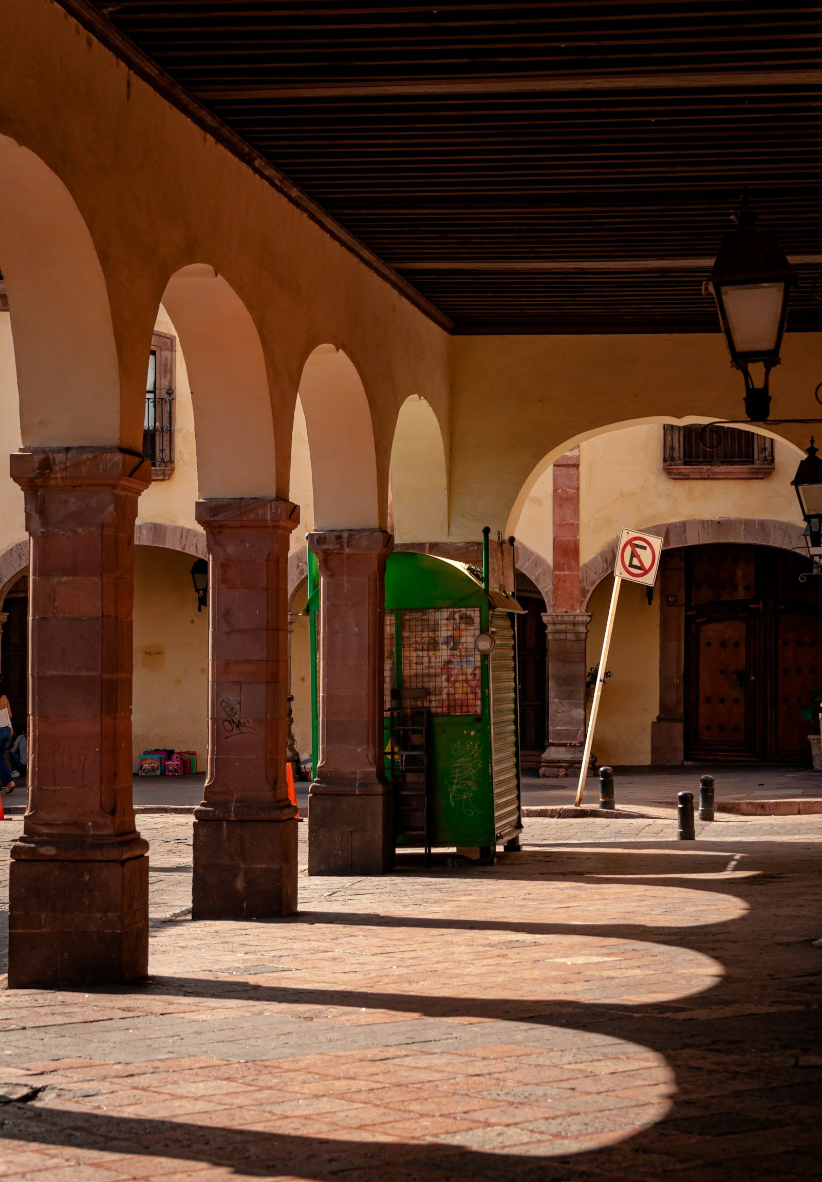 Portal de arcos de cantera con un reloj