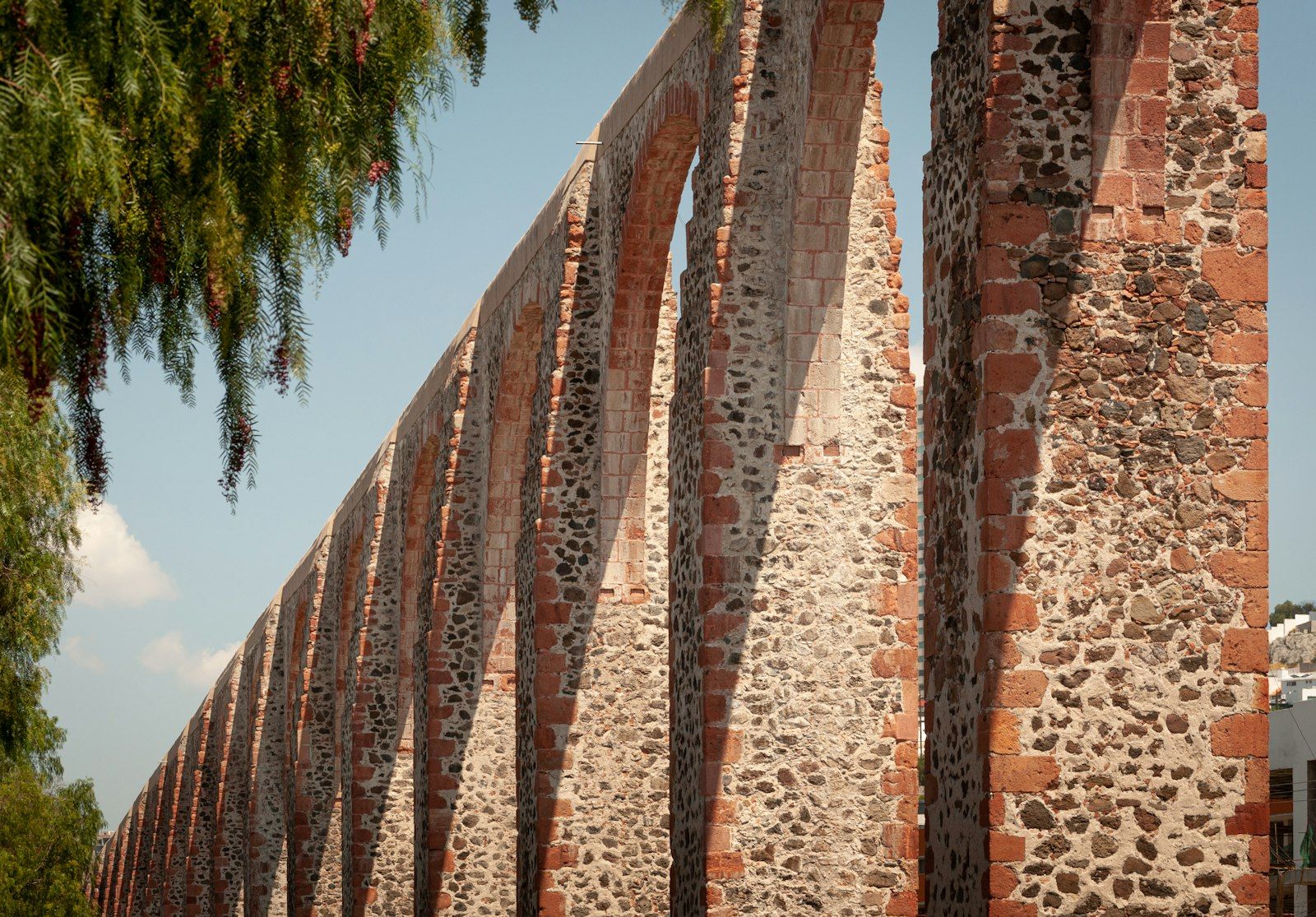 Los Arcos de Querétaro vistos desde abajo, con la cantera iluminada por el sol