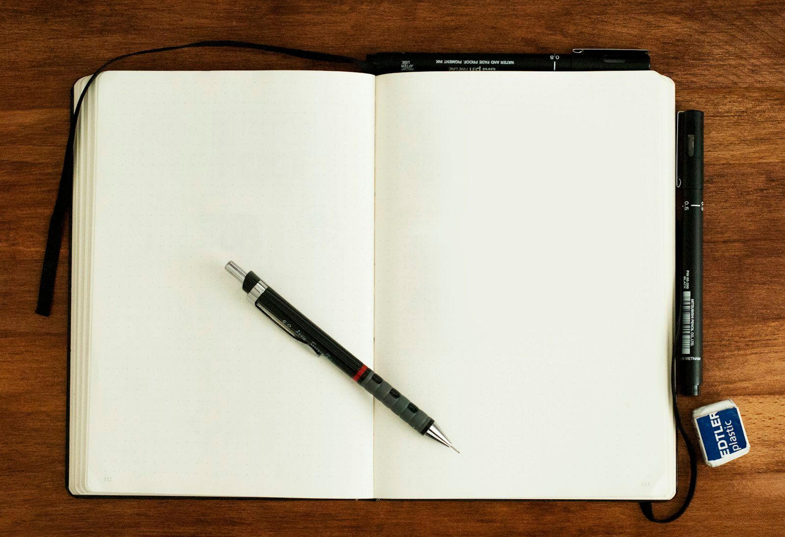Bolígrafo sobre un cuaderno abierto en blanco