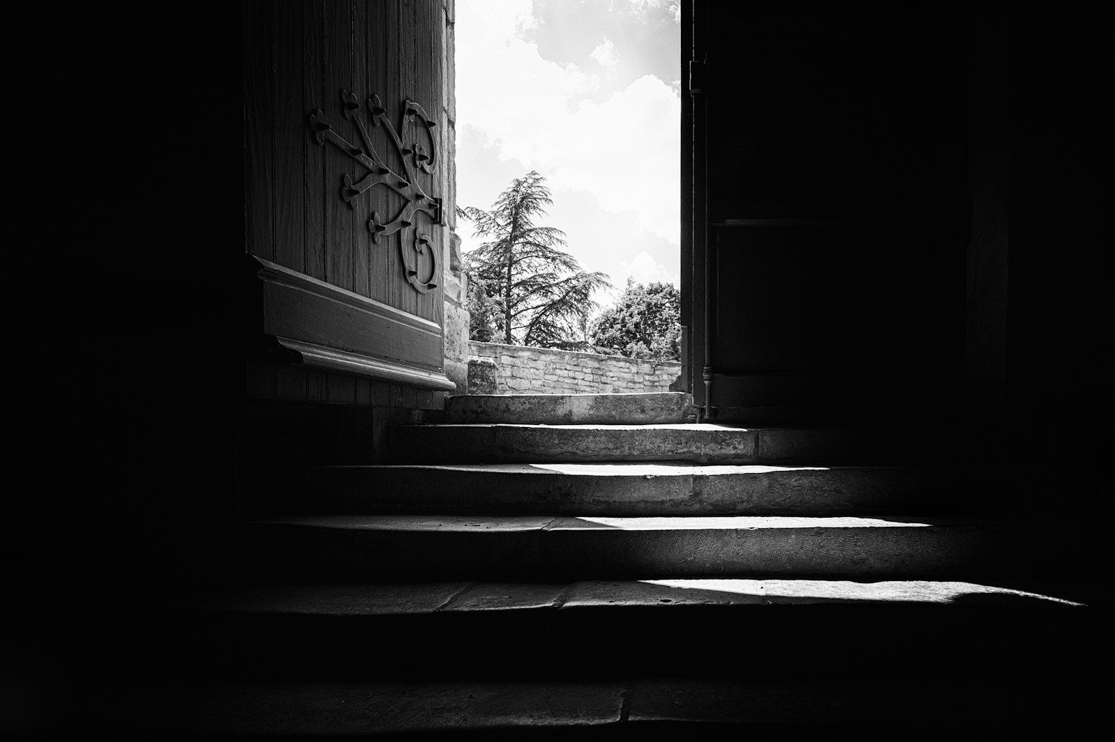 Escalera de concreto que sube hacia la luz